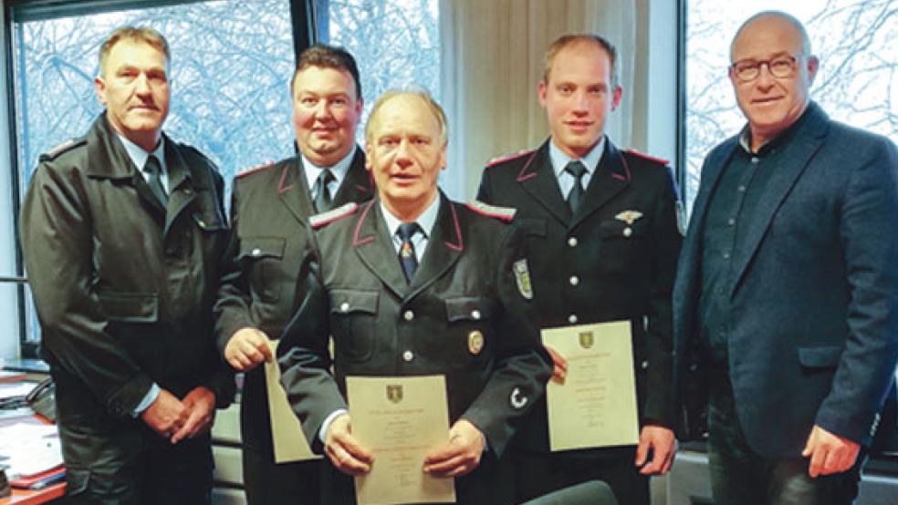 Nach der Wahl der Feuerwehrleute gab es nun auch den »Segen« der Gemeinde: Gemeindebrandmeister Jan Hilbrands (links) und Bürgermeister Hans-Peter Heikens (rechts) überreichten Urkunden an Ortsbrandmeister Bernhard Hensmann, Alt-Ortsbrandmeister Herbert Mühlena und den stellvertretender Ortsbrandmeister (kommissarisch) Hendrik Spekker.  © Foto: privat