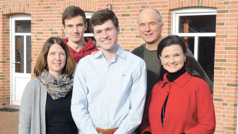 Alexandra (links) und Dirk Lange haben Jack Dewey (Mitte) bei sich aufgenommen. Auch sein Gastbruder Yannik Lange war beim Treffen mit Patin Gitta Connemann dabei. © Foto: Muising