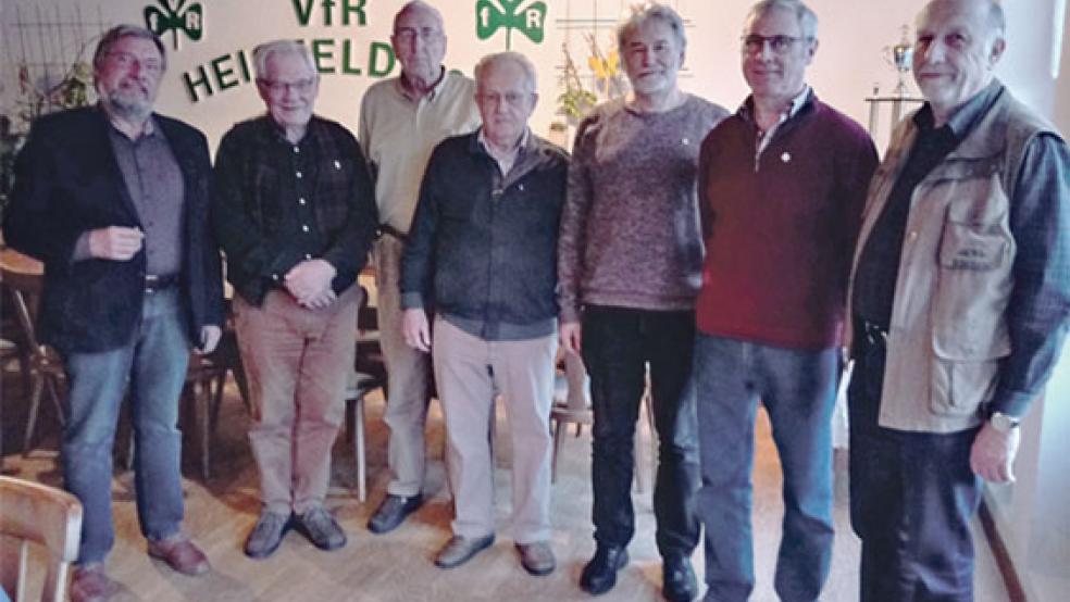 Der Vorsitzende Oswald Janssen (links) und sein Stellvertreter Friedhelm Möhlmann (rechts) zeichneten (von links) Wolfgang Massin, Karl-Heinz Dau, Albert Klooster-Backer, Georg Habel und Werner Heikens für ihre Vereinstreue aus. © Foto: privat