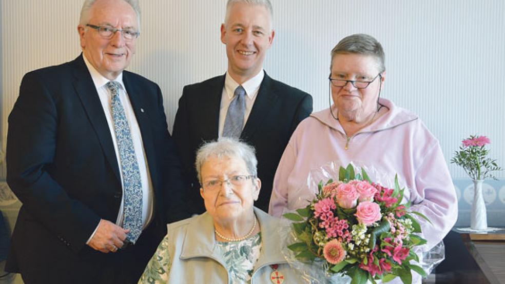 Zur Verleihung der Verdienstmedaille des Verdienstordens der Bundesrepublik an Waltraud Tietz (sitzend) kamen (von links) Ehrenpräsident der Ostfriesischen Landschaft Helmut Collmann, Landrat Matthias Groote und die langjährige Wegbegleiterin von Tietz, Wilhelmine Jürgens. © Foto: Landkreis Leer