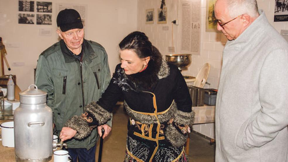 Aus diesen Kannen wurde Milch für die tägliche Schulspeisung »abgezapft«: Gerhard Busemann (links) hatte gestern viel zu den Exponaten des Museums zu erzählen. Rechts im Bild Jemgums Bürgermeister Hans-Peter Heikens. © Foto: Hoegen