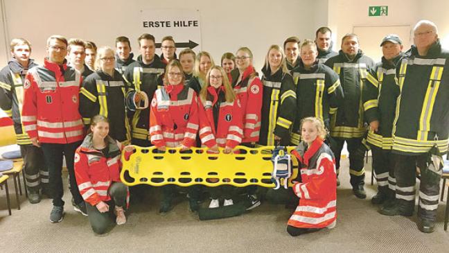 DRK-Helfer und Feuerwehr üben gemeinsam für den Ernstfall