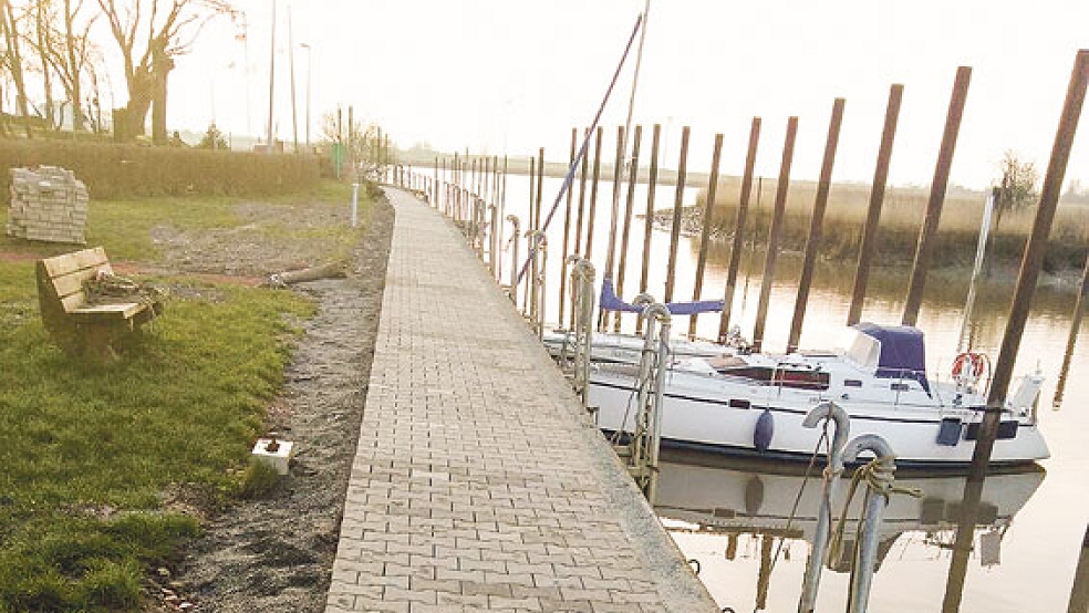 In Eigenleistung haben »Luv Up«-Mitglieder diesen Fußweg an der Nordseite des Jemgumer Hafens neu gepflastert.  © Foto: privat