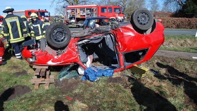 Feuerwehr befreit Frau aus Auto