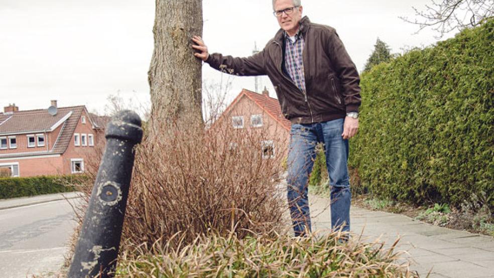 Auf grüner Mission: Bernhard Schomaker will brachliegende oder verwilderte Grünstreifen in Weener neu beleben. Vor seinem Haus an der Pannebaker Straße macht er einen Anfang und hofft auf ähnliche Initiativen in anderen Straßen. © Foto: Hanken