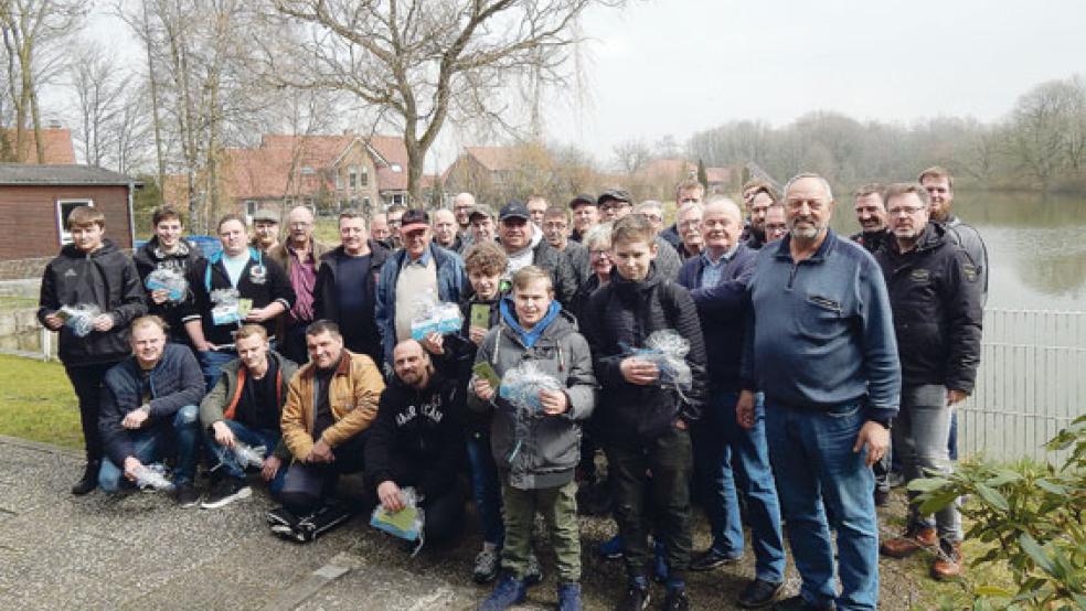 Die erfolgreichen Prüflinge des Angelsportvereins Rheiderland mit dem ASV-Vorsitzenden Bernd Strache (vorne rechts), der auch als Prüfer aktiv ist. © Foto: ASV