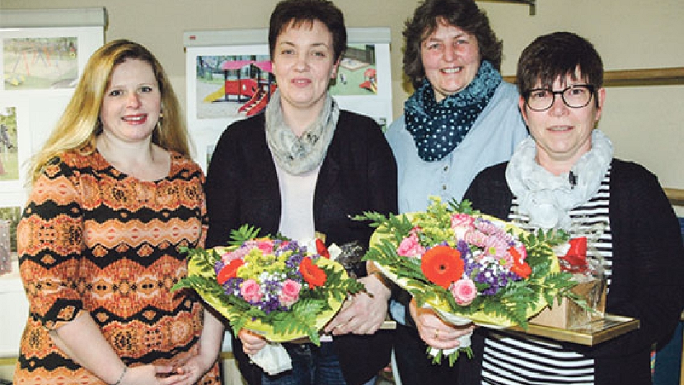 Ehrungen für langjähriges Engagement: Die 1. Vorsitzende Katja Boekhoff aus Midlum (links) und die 2. Vorsitzende Heidi Bugiel aus Jemgum (Zweite von rechts) bedankten sich bei den Critzumerinnen Jannette Rösing (rechts) und Maria Spekker, die dem Freundeskreis Kindergarten Niederrheiderland beide seit 25 Jahren angehören. Sowohl Rösing als auch Spekker waren über Jahre ehrenamtlich im Vorstand aktiv, Rösing von 2010 bis 2015 auch als 1. Vorsitzende. © Foto: Szyska