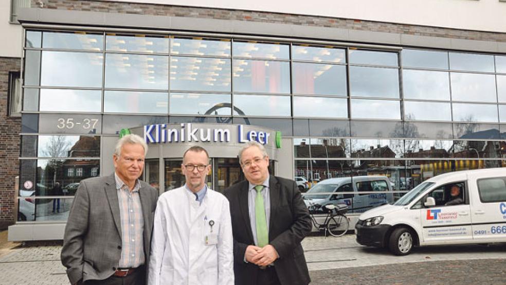 Freuen sich auf die gemeinsame Zusammenarbeit (von links): Dr. med. Hans-Jürgen Wietoska (Ärztlicher Direktor Klinikum Leer), Prof. Dr. med. Peter H. Tonner (Chefarzt der Klinik für Anästhesie und Intensivmedizin), Holger Glienke (Geschäftsführer Klinikum, von links). © Foto: Klinikum