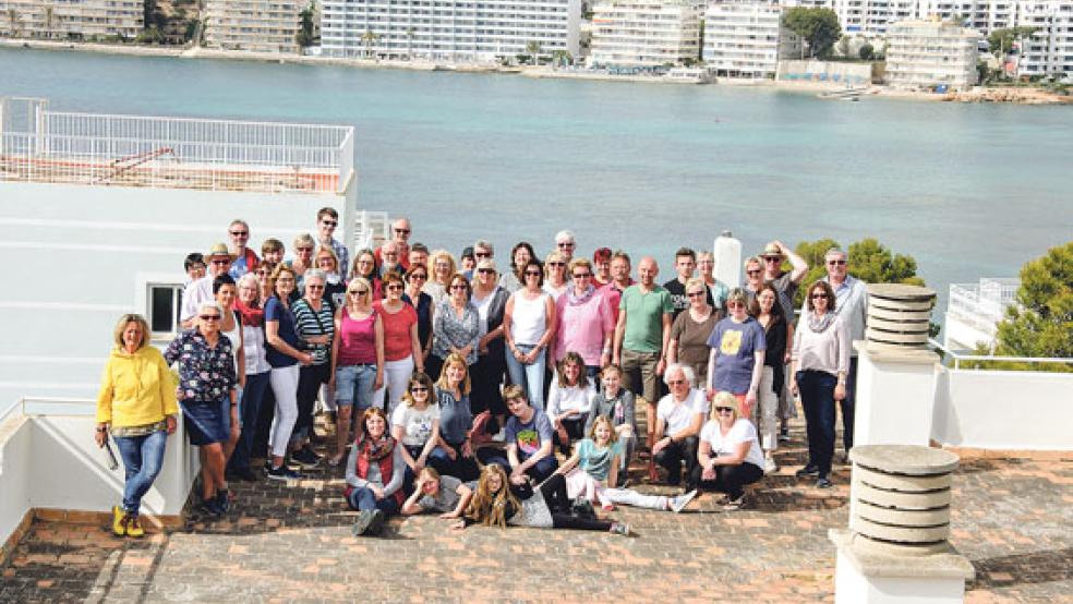 Auf dem Dach des Hotels, in dem die meisten Mitglieder der Reisegruppe untergebracht waren, entstand dieses gemeinsame Erinnerungsfoto. © Foto: Luitjens