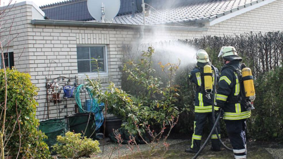 Am Lerchenweg in Möhlenwarf brannte eine Thuja-Hecke direkt an einem Wohnhaus. © Foto: Rand (Feuerwehr)