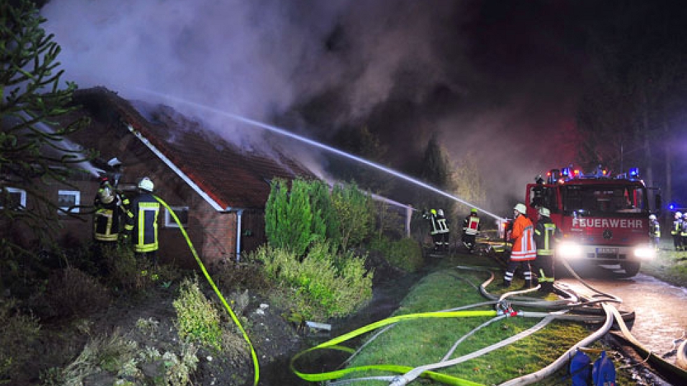 Bei dem Brand in Deternerlehe wurde ein unbewohntes Einfamilienhaus nahezu komplett zerstört. © Foto: Wolters