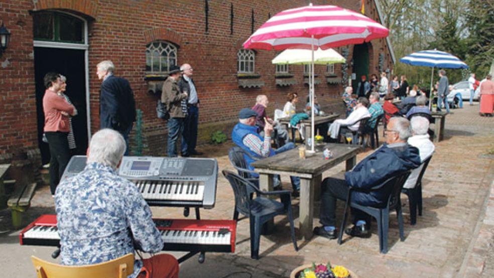 Eine wärmende Frühlingssonne und künstlerische Jazz-Variationen von Bé Meiborg begleiteten gestern Nachmittag die Ausstellungseröffnung des Kunstzentrums Coldam. © Fotos: Kuper