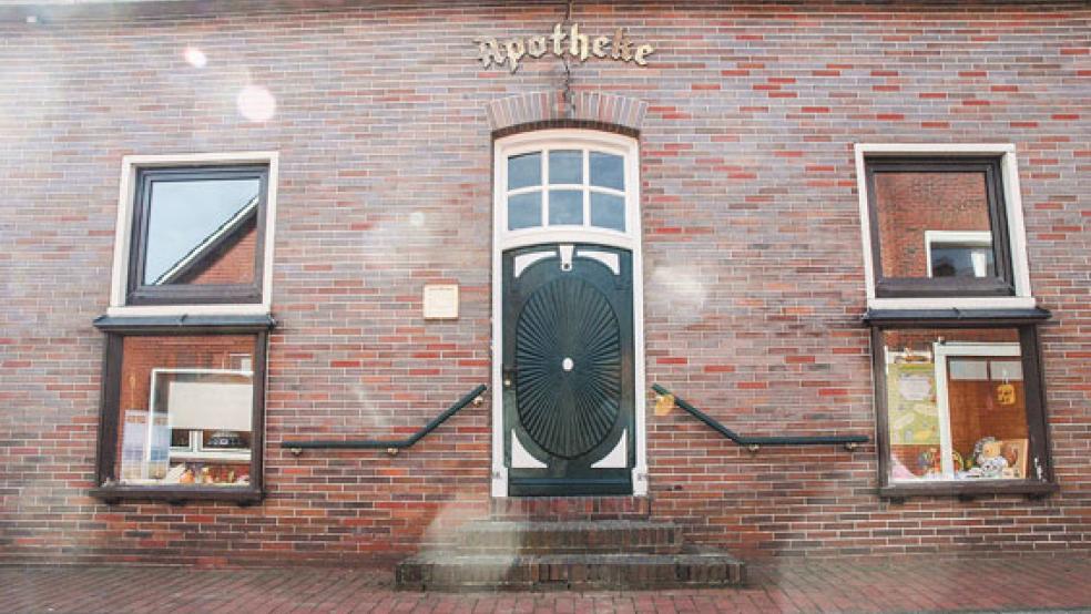 An der Eingangstür der alten Apotheke an der Oberfletmer Straße in Jemgum steht die Jahreszahl 1824. Das Gebäude wurde wohl von Anfang an als Apotheke genutzt - bis zum Jahr 2000, als die Löwen-Apotheke in die Hofstraße umzog. Seit einigen Jahren steht es leer, nun könnte es dem Neubau einer Tagespflege-Einrichtung der Diakonie weichen. © Foto: Szyska