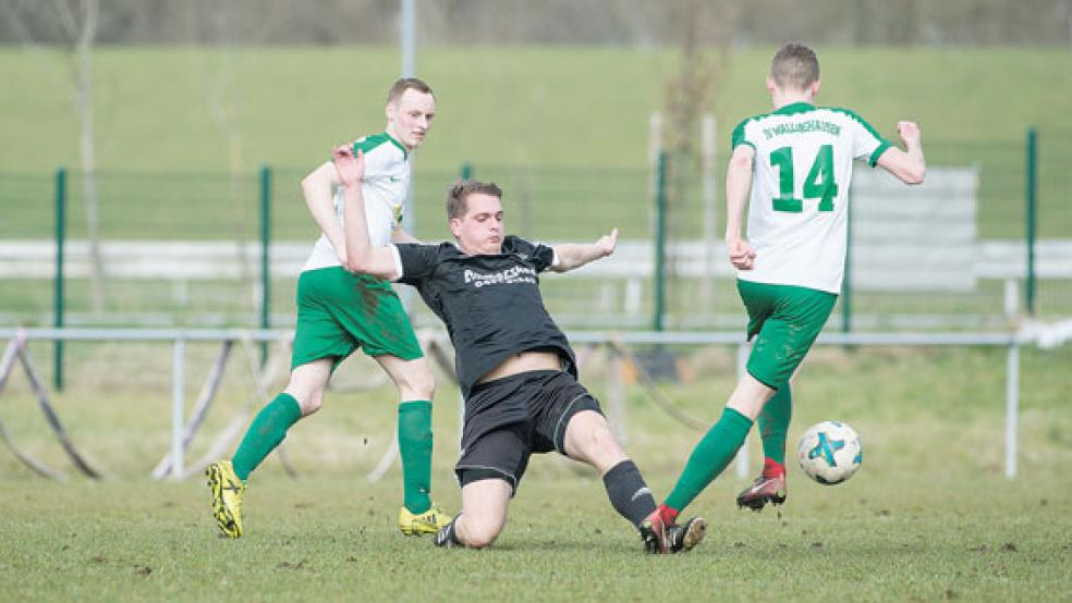Die Bingumer waren lange Zeit nah am Gegner und konnten gefährliche Situationen früh stoppen. Hier kommt Oliver Pruin gegen Marvin Dahlke jedoch zu spät. © Fotos: Bruins