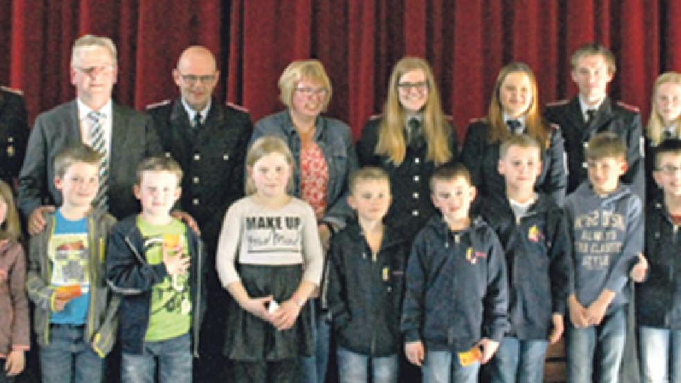 Eine Kinderfeuerwehr ist jetzt auch in Stapelmoor ins Leben gerufen worden. Zur Gründungsfeier in der Aula der Grundschule Stapelmoor waren zahlreiche Gäste erschienen. © Fotos: Rand (Feuerwehr)