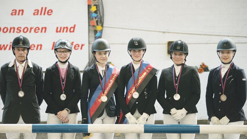 Die Ostfriesischen Hallenmeisterinnen Janne Visscher und Kira Weddermann (Mitte) sowie die Silber- und Bronzemedaillengewinner der diesjährigen Hallenmeisterschaften in Bunderhee. © Foto: Klememr (2), Gleich (1)