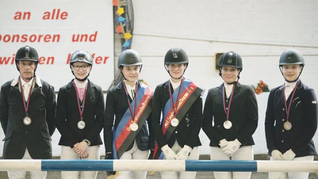 Zwei junge ostfriesische Hallenmeisterinnen