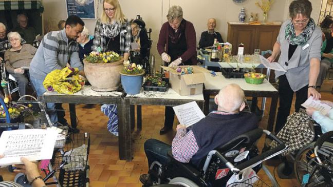 Frühlingslieder, Likör und Blumenkübel