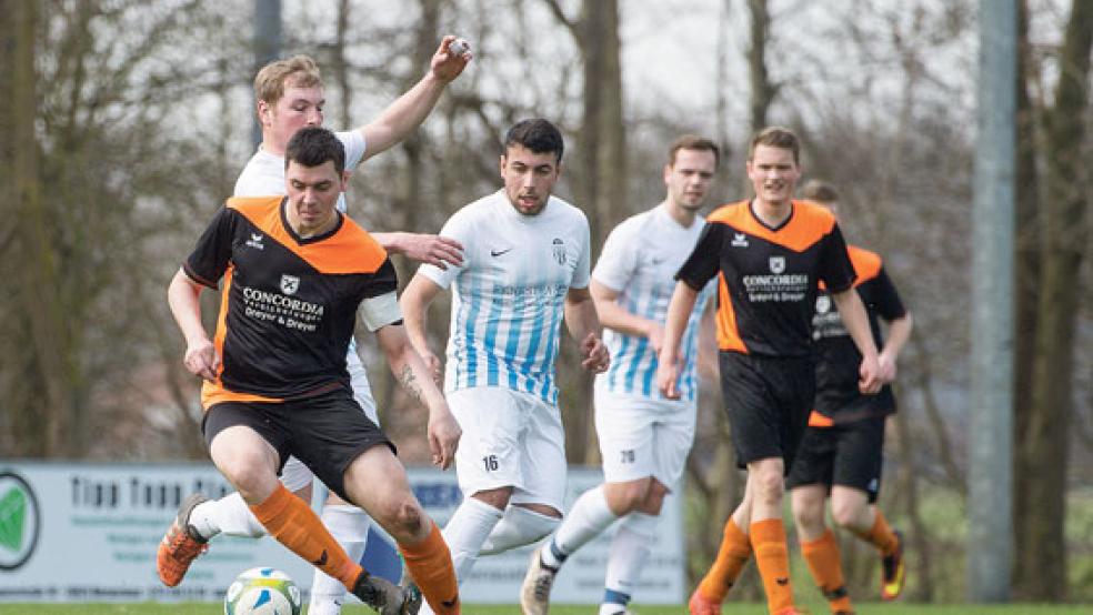 Dennis Klock vom SV Wymeer-Boen leitete immer wieder die Angriffe seiner Mannschaft ein, blieb diesmal jedoch selbst ohne Torerfolg.  © Foto: Bruins