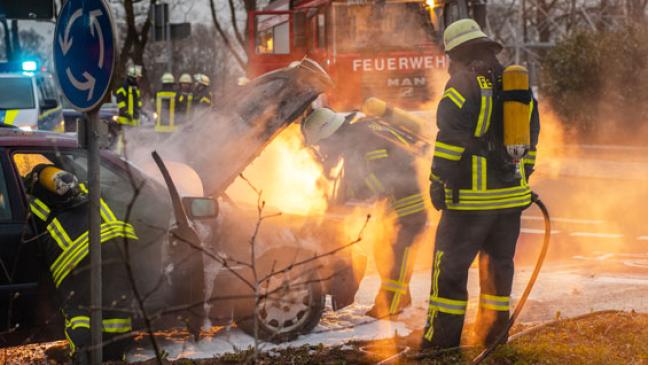 Mercedes lichterloh in Flammen
