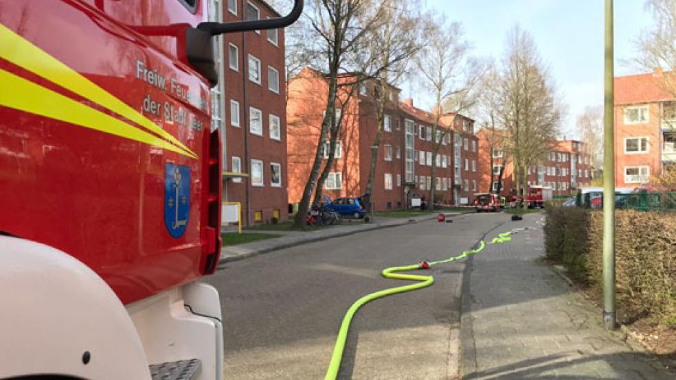 Die Feuerwehr sperrte einen Teil des Hermann-Lange-Rings in Leer vorsichtshalber ab. © Foto: Feuerwehr