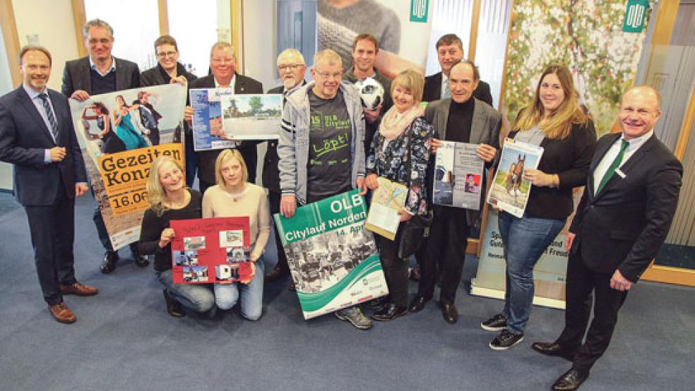 Bei einem Treffen in der OLB-Filiale Aurich berichteten die Förderpartner über ihre Aktionen. Mit dabei auch Carola Bruhns und Kristian Scholz (Vierte und Fünfter von rechts) von den Ditzumer Kunsttagen. © Foto: D. Meier (OLB)