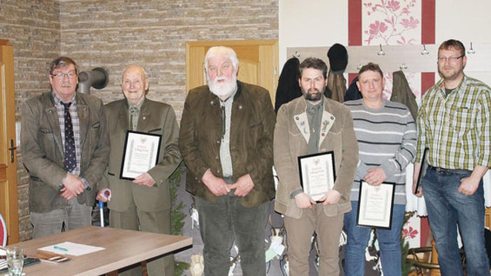 Nahmen an der Versammlung des Hergings Boen teil (von links): Kreisjägermeister Jan-Wilhelm Hilbrands, Franz Marheineke (40 Jahre Mitgliedschaft), Hegeringsleiter Jans Tuitjer, Martin Leemhuis (stellvertretender Hegeringsleiter), Heiner Meints (25 Jahre Mitgliedschaft) und Thorsten Ritz (25 Jahre Mitgliedschaft).  © Foto: Hergering Boen