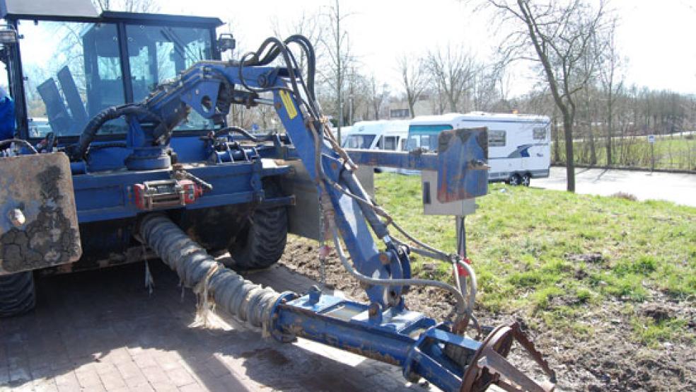 Noch nicht repariert werden konnte der Berky-Saugbagger, der den Hafen von Weener entschlicken soll. © Foto: Hoegen