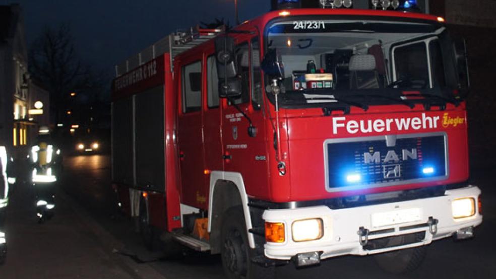 Die Feuerwehr rückte am Dienstagabend in die Risiusstraße in Weener aus. © Foto: Rand (Feuerwehr)