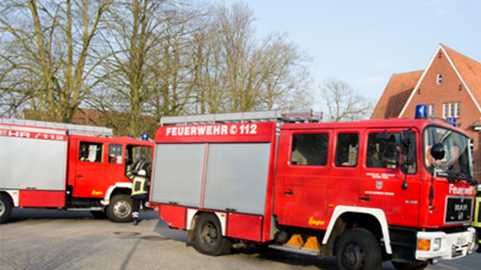 Mit zwei Einsatzwagen und diversen Helfern rückte die Feuerwehr Weener heute Morgen zum Krankenhaus Rheiderland aus. © Foto: Hanken