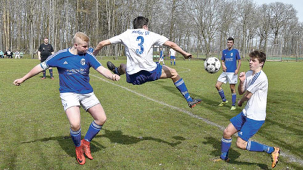Der Einsatz stimmte beim Heidjer SV. Hier versucht Torben Lübbers mit allen Mitteln an den Ball zu kommen. © Foto: Hilbrands