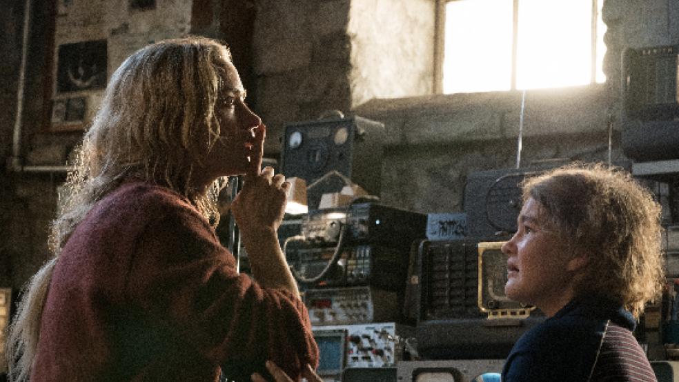 Evelyn Abbott (Emily Blunt) und Tochter Regan (Millicent Simmonds) versuchen, jegliches laute Geräusch zu vermeiden. ©  Paramount Pictures/Jonny Cournoyer