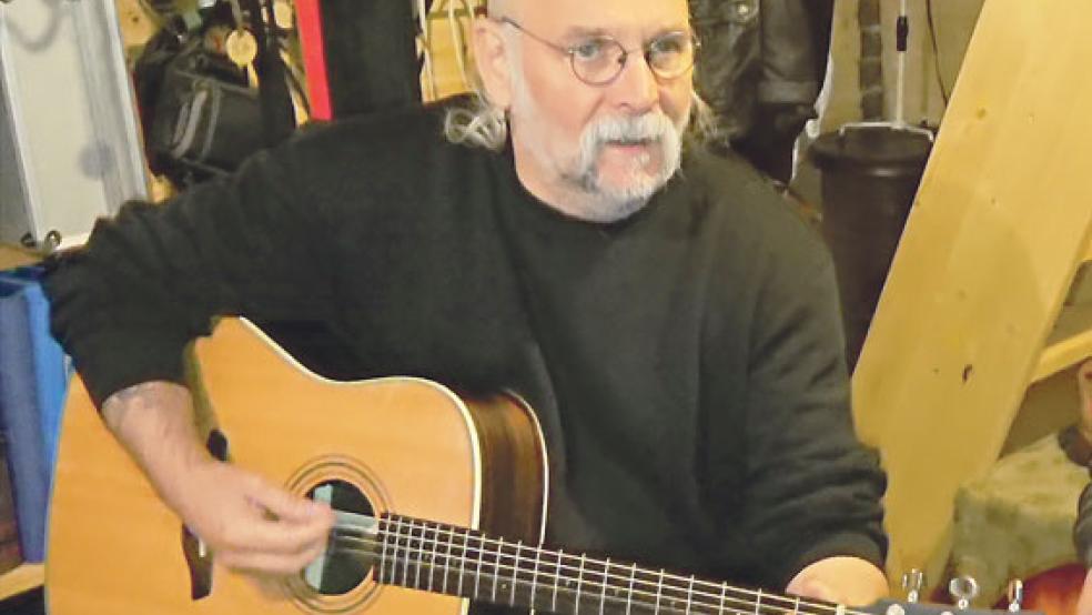 MIt Gitarre und Stimme gestaltet Hotte Schmiegelt einen Frühschoppen im »Sielhus«. © Foto: privat