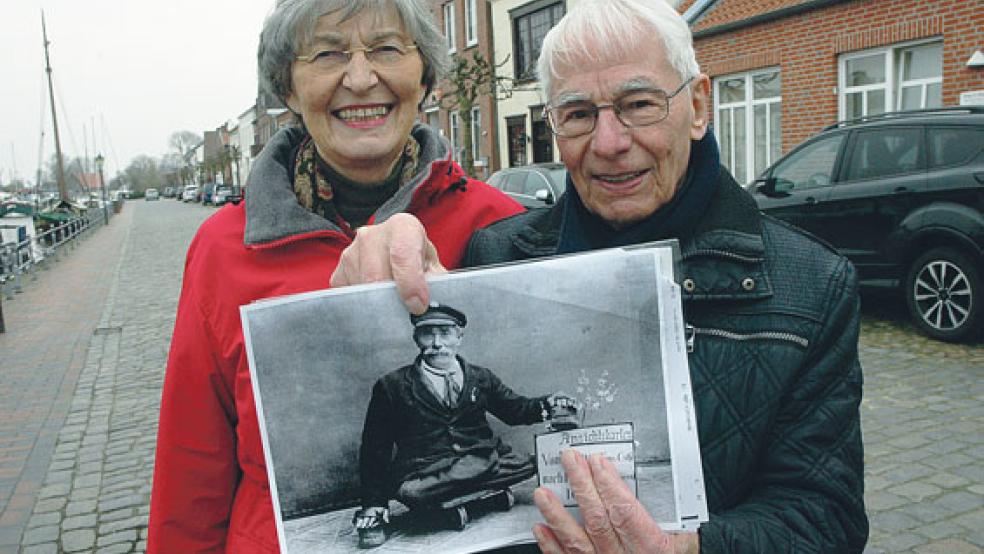 Mit einem Bild von Alle Bruns, nach dem das Haus an der Norderstraße 76 am Hafenkopf in Weener benannt werden wird: Lore und Günter Prahm. © Foto: Szyska