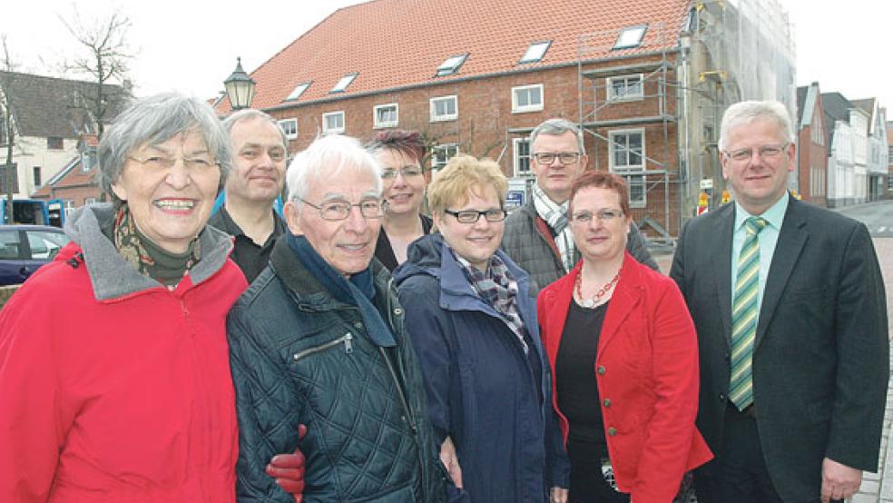 Vor dem »Alle-Bruns-Haus« am Hafenkopf in Weener (von links): Investorin Lore Prahm, Lebenshilfe-Controller Bernhard Bergmann, Investor Günter Prahm, Sandra Broda (Wohnbereich-Sekretariat der Lebenshilfe), Petra Köster (Prahm Holding), Architekt Peter Detmers, Anke Hartwig (Wohnbereich-Leiterin der Lebenshilfe) und Bürgermeister Ludwig Sonnenberg. © Foto: Szyska