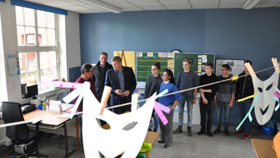 Bei einem Besuch der Pestalozzischule in Weener Mitte Februar informierte sich Ulf Thiele (CDU) mit seinen Parteikollegen über die Arbeit der Förderschule.  © Foto: RZ-Archiv