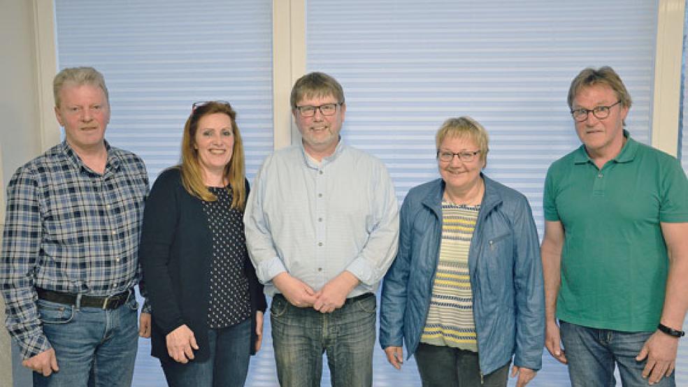 Der Bunder Vorstand: (von links) Reinhard Borchers (neuer Geschäftsführer), Birgitt  Hejnal-Modder (Frauenwartin), Vorsitzender »Titus« Timmer, Berna Kruse (scheidende Geschäftsführerin) und Andreas de Vries. Es fehlt Kassenwart Matthias Adler. © Foto: Muising
