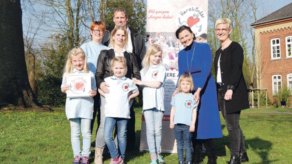 Gemeinsam stark: Im Bild vorne von links: die »Herzkinder« Franka (6), Juliane (5), Leandra (9) und Taika (4), Schirmherrin Gitta Connemann und Karina Kopitzke aus Wiegboltsbur, die im Büro des Vereins tätig ist. Hinten Eva Wattjes aus Holtland, Mutter von Taika, Anke de Groot aus Marienhafe, Mutter von Juliane, und Vorstandsmitglied Uwe Schmidt. © Foto: Hoegen