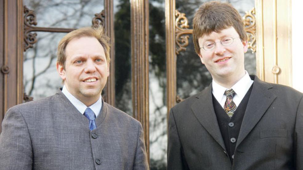 Hajo Wienroth (links) und Winfried Dahlke aus Weener gehören zu dem Ensemble, das am 29. April in der Logabirumer Kirche ein Konzert gibt.  © Foto: Veranstalter 