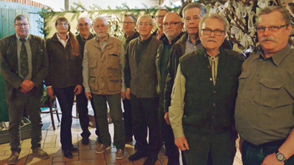 Die Kreisjägerschaft präsentierte die Gehörnwand: (von links) Jan-Wilhelm Hilbrands (Kreisjägermeister), Irene Pröbsting (Öffentlichkeitsarbeit), Heinrich Rauert (Vorsitzender), Harm Groeneveld (stellvertretender Vorsitzender), Reinhold Kolthoff, Harm Boekhoff Senior, Bruno Kolthoff, Peter Pollok, Anneus Reinders, Wolfgang Philipps (Schatzmeister) und Manfred Christians (Schriftführer). © Foto: Muising