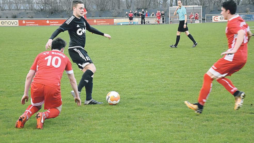 Auch wenn Bundes Enno Oorlog (vorne links) den Gegner hier nicht stoppen konnte, machte er eine gute Partie. © Foto: Hilbrands