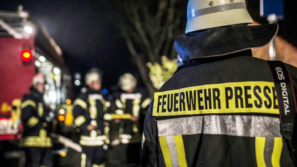 Bei der Bergung eines Patienten aus einem Haus in Brual half die Feuerwehr Weener mit ihrer Hubrettungsbühne. © Foto: RZ-Archiv