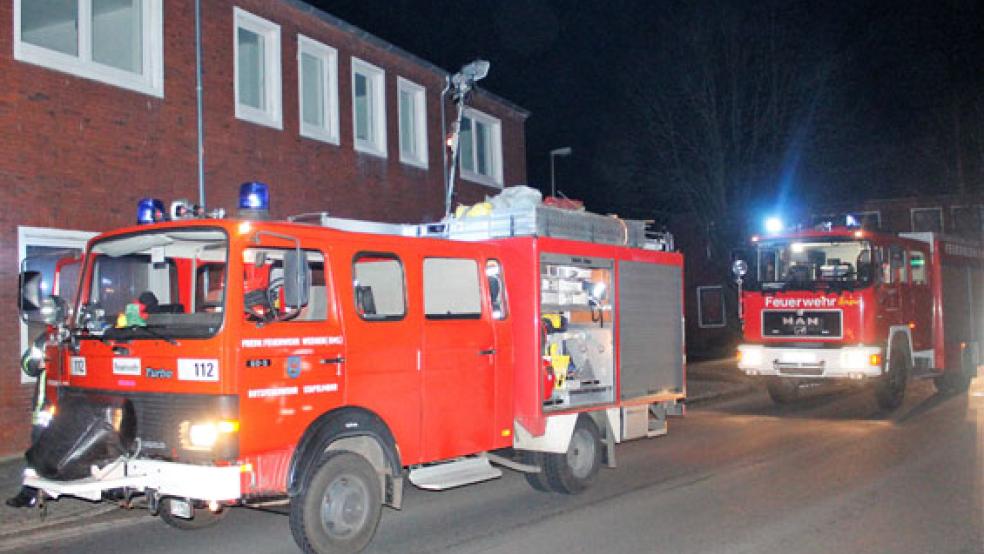 Mit mehreren Einsatzwagen rückten die Feuerwehren Weener und Stapelmoor zu einem vermeintlichen Wohnungsbrand in der Hauptstraße in Stapelmoor an. Dabei handelte es sich jedoch um einen Fehlalarm. © Foto: J. Rand (Feuerwehr)