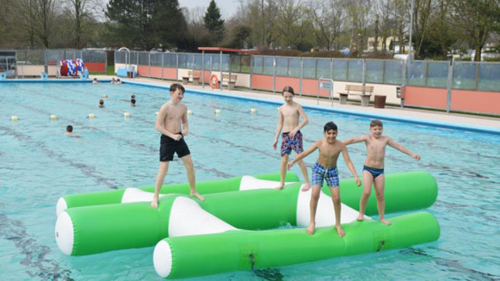 Rauf und sofort wieder runter: Um lange auf der Krake sitzen zu bleiben, war es doch noch etwas kalt. Aber im Wasser war es dann mollig warm. © Foto: Himstedt