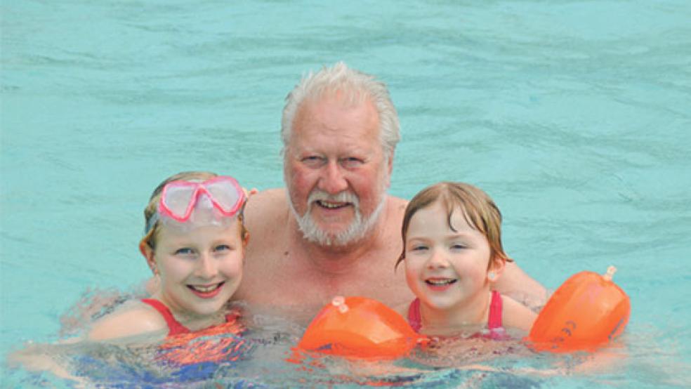 »Happy Birthday«: Geburtstagskind Alfred Raudszus und seine Enkelinnen Hanna (links) und Ida freuen sich jedes Jahr ganz besonders auf den Start in die Freibad-Saison. © Fotos: Himstedt