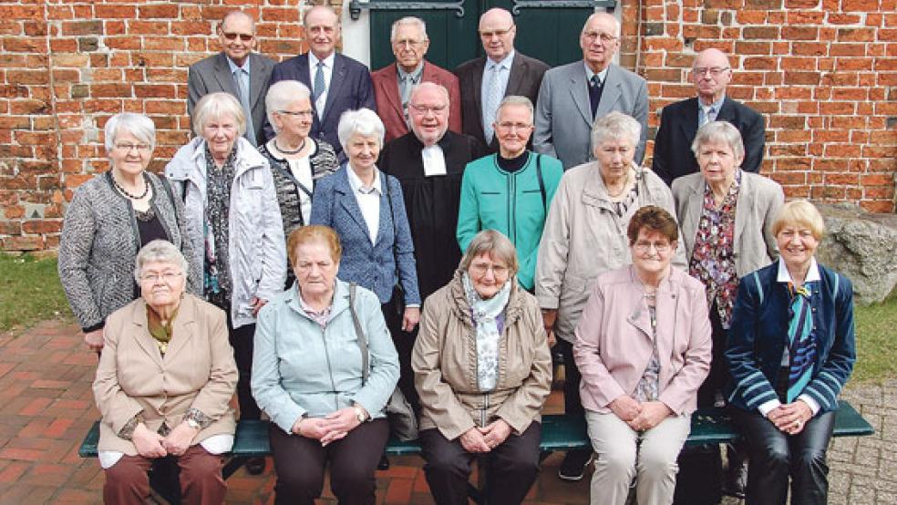 Feierten ihre Diamantene Konfirmation: (oben) Jost Priet, Reinhard Haseborg, Johann Koenen, Johann Röskens, Hilko van Essen, Hinderk Kuper, (Mitte) Johanne Martini (geb. Meyer), Erika Spörl (geb. Groenewold), Tiberta Sanders (geb. Tjaberings), Johanne Martini (geb. Hilbrands), Pastor i.R. Zager, Frieda Santjer (geb. Spekker), Luise Matzner (geb. Geuken), Annette Stöhr (geb. Stumpe) sowie (sitzend) Johanne Frey (geb. Bonk), Annette Yzer (geb. Heijen), Gretchen Meyer (geb. Spin), Karin Antons (geb. Schröder), Else Malchus (geb. Akkermann). © 