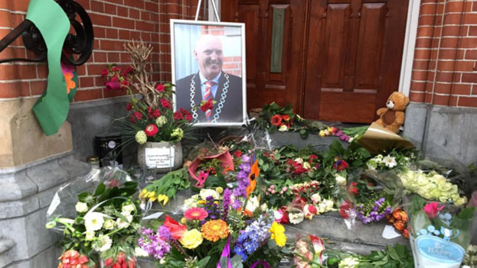 Zahlreiche Einwohner der Gemeinde Oldambt haben für den verstorbenen Bürgermeister Pieter Smit auf der Rathaustreppe in Winschoten Blumen niedergelegt.  © Foto: Kuper