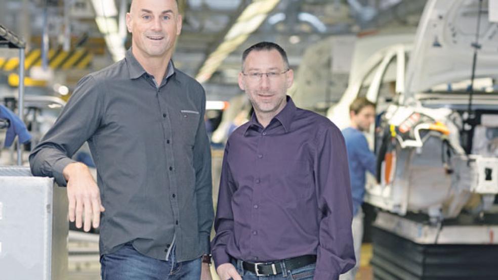 Manfred Wulff, künftiger Betriebsratsvorsitzender (rechts) und Herbert de Vries, künftiger stellvertretender Betriebsratsvorsitzender wurden einstimmig gewählt.  © Foto: VW Emden