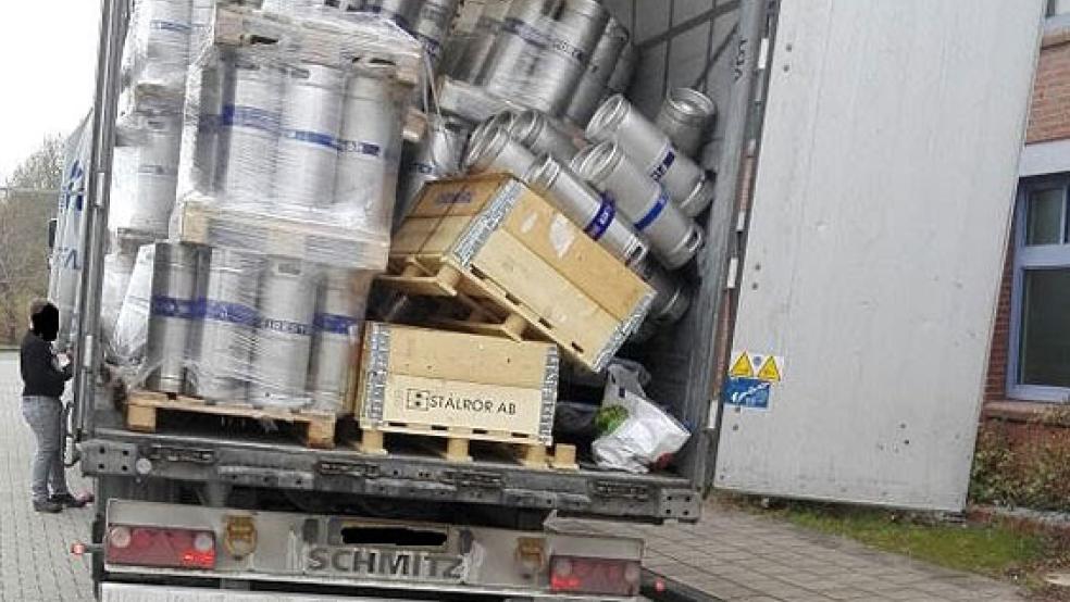 Durch seine Schräglage war der Polizei dieser Lastwagen-Auflieger schnell aufgefallen. © Foto: Polizei