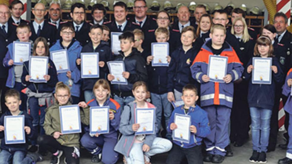 Den »Brandfloh« bekamen jetzt 18 Mitglieder der drei Kinderfeuerwehren im Stadtgebiet aus Weener, Stapelmoor und Weenermoor. © Foto: Mark Bruns (Feuerwehr)